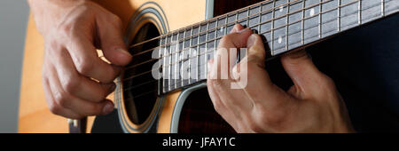 Guitariste acoustique chanson de la scène. Mains libre. Look Letterbox Banque D'Images