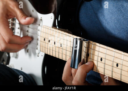 Joueur de guitare électrique effectuant chanson avec slider Banque D'Images