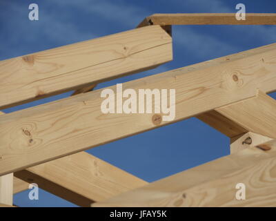Poutres en bois contre le ciel bleu Banque D'Images