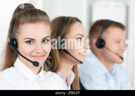 Portrait des travailleurs du centre d'appel, accompagnée par son équipe. Smiling customer support au travail de l'opérateur. Concept d'aide et de support Banque D'Images