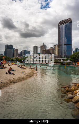 Rue Beach Lagoon dans le South Bank Parklands avec ville en arrière-plan. Brisbane, Queensland, Australie Banque D'Images