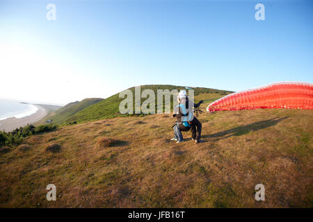 Décollage parapente en tandem au-dessus de la plage. Banque D'Images