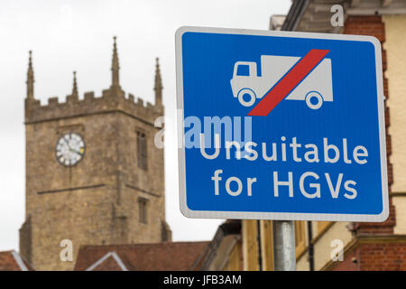 Ne convient pas aux poids lourds panneau routier au Marlborough, Wiltshire en Juin Banque D'Images