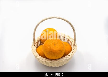 Panier d'oranges sur fond blanc Banque D'Images