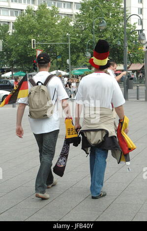 Les amateurs de football équatorien et allemande à la Coupe du Monde 2006 à Breitscheidplatz à Berlin le 20 juin 2006 (avant le match entre l'Équateur et l'Allemagne) Banque D'Images