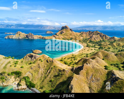 Vue aérienne d'une petite baie et collines sur Pulau Padar island dans les îles de Komodo, Rinca et entre près de Labuan Bajo en Indonésie. Banque D'Images