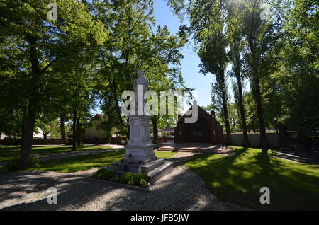 St.-Rochus église en bois Dobrzen Wielki (a probablement été construite en 1658 et a été reconstruit et restauré à plusieurs reprises) à partir du 18 mai 2013, la Pologne Banque D'Images
