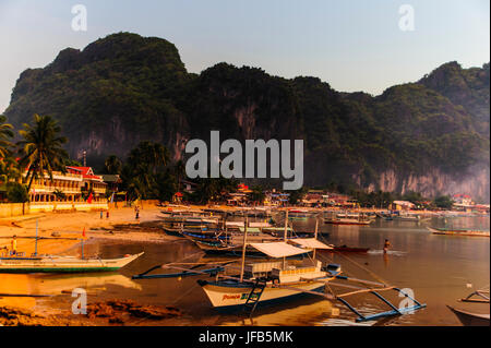 La plage de El Nido au coucher du soleil, Bacuit Archipelago, Palawan, Philippines Banque D'Images