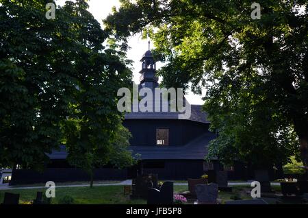 St.-Rochus église en bois Dobrzen Wielki (a probablement été construite en 1658 et a été reconstruit et restauré à plusieurs reprises), du 6 juillet 2014, Pologne Banque D'Images