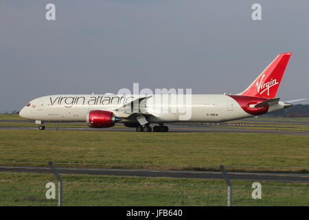 G-VNEW 'fille d'anniversaire", un Boeing 787 exploité par Virgin Atlantic, à l'Aéroport International de Prestwick en Ayrshire. Banque D'Images