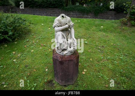 Statue sans tête, probablement en raison d'actes de vandalisme, dans un cimetière à Bergen, Norvège. Banque D'Images