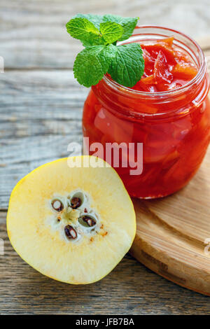 Confiture de Coing dans un bocal en verre. Banque D'Images