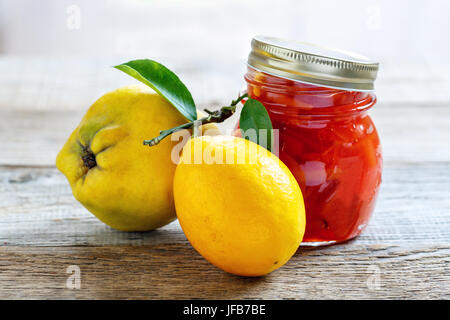 La confiture de coing et de citron. Banque D'Images