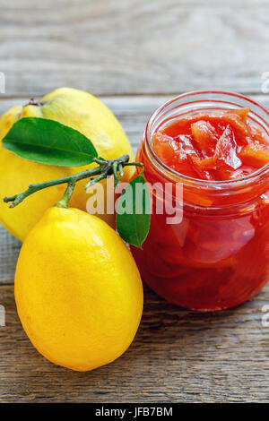 Confiture de Coing délicieux en pot et fruits. Banque D'Images