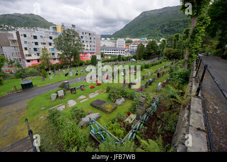 Cimetière Møllendal à Bergen, Norvège avec en toile de fond la empiéter, ville côtière. Banque D'Images