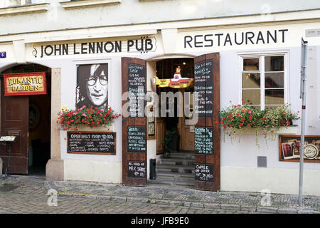 John Lennon pub dans la vieille ville de Prague. Banque D'Images