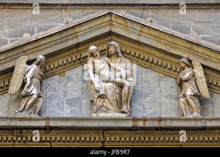 Sculpture de la Pieta de Michelangelo Naccherino en typanum au-dessus de l'entrée de la chapelle de Monte di Pieta - Naples, Campanie, Italie Banque D'Images