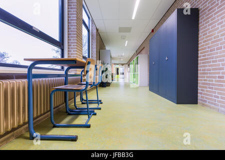 Armoires de rangement dans le corridor de l'école secondaire Banque D'Images