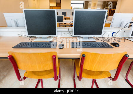 Deux ordinateurs en classe à l'école secondaire Banque D'Images