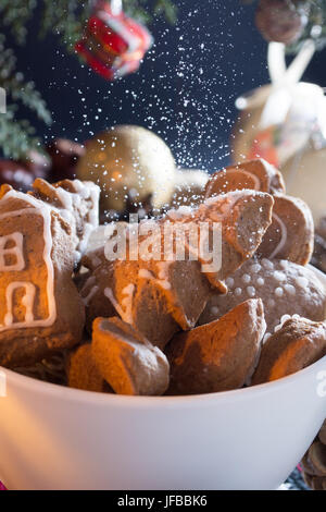 Les biscuits de Noël avec le sucre neige Banque D'Images