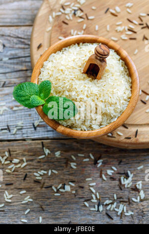 Le bol de riz long grain blanc. Banque D'Images