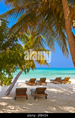 Des chaises longues sur la plage aux Maldives Banque D'Images