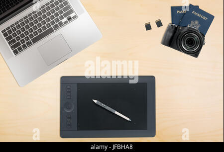 Bureau organisé avec tablette graphique Banque D'Images