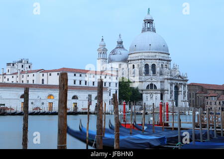 Basilica di Santa Maria della Salute sur le canal Giudecca à Venise en Italie Banque D'Images