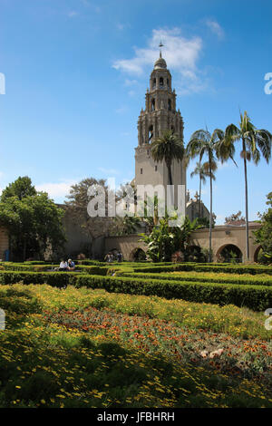 Vue à travers les jardins de l'Alcazar colorés Tour de Californie dans Balboa Park à San Diego, Californie, qui a été construit pour une exposition Panama 1915. Banque D'Images