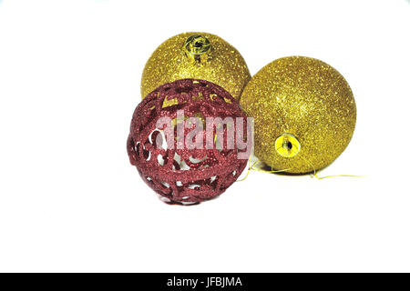 Trois boules de Noël rouge et or. Banque D'Images