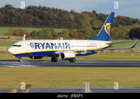 EI-EGA, un Boeing 737-8comme exploité par Ryanair à l'Aéroport International de Prestwick, dans l'Ayrshire. Banque D'Images