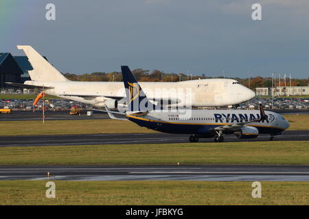 EI-EGA, un Boeing 737-8comme exploité par Ryanair à l'Aéroport International de Prestwick, dans l'Ayrshire. Banque D'Images