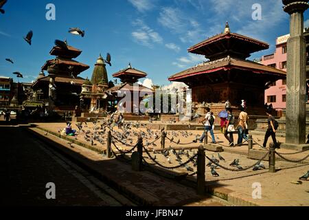 Les touristes et les pigeons à Durbar Square. Banque D'Images