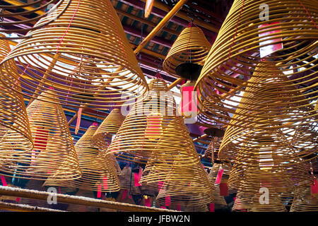 L'encens qui brûle dans le Temple Man Mo, le plus célèbre temple Taoïste à Hong Kong, Chine Banque D'Images