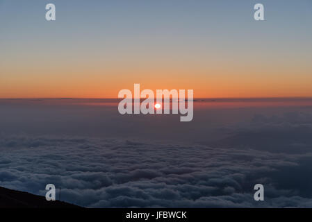 Coucher du soleil sur l'île de Maui vue depuis le dessus de Haleakala Banque D'Images