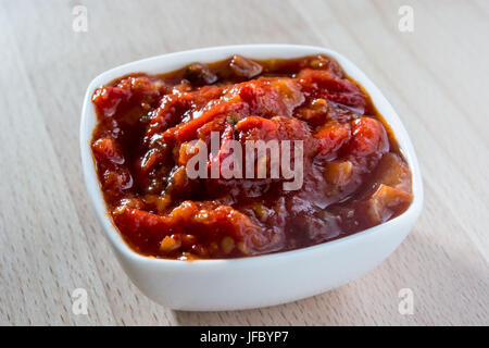 Bol en céramique avec l'ajvar sur la table Banque D'Images