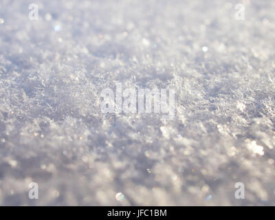 La texture de la neige blanc étincelant au soleil macro Banque D'Images