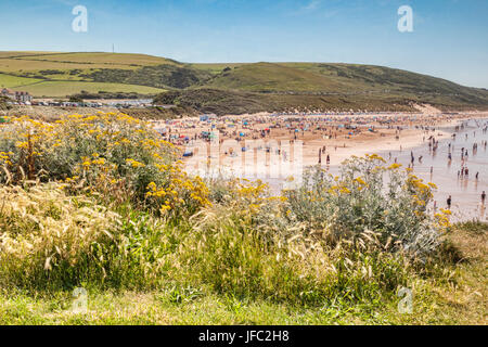 17 Juin 2017 : Woolacombe, North Devon, England, UK - la plage animée sur l'un des jours les plus chauds de l'année. Banque D'Images