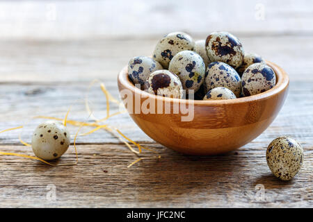 Oeufs de caille dans un bol en bois. Banque D'Images