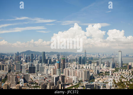 Paysage de ville ; gratte-ciel, bâtiments de bureaux et d'appartements, et de Nanshan, Shenzhen Futian district, province de Guangdong, en république populaire de Chine ; Banque D'Images