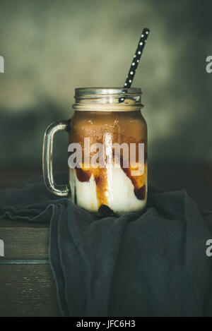 Caramel macciato glacé café avec du lait dans un pot Banque D'Images