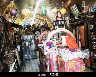 London, UK : Juillet 26, 2016 : blocage du marché coloré de vente accessoires de mode ethnique, et la lumière de l'ombre. Banque D'Images