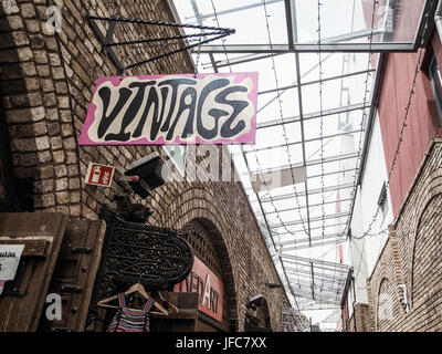 London, UK : Juillet 26, 2016 : dans l'une des rue funky dans et autour de Camden Market. Un signe de décrochage est la publicité vintage Vêtements et accessoires. Banque D'Images