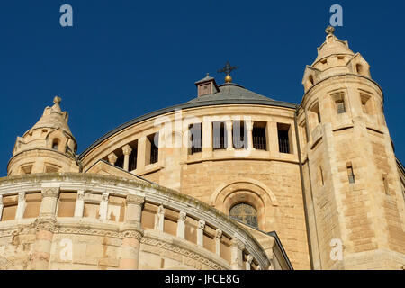 Vue sur le dôme conique et le clocher de l'église de l'abbaye bénédictine de la Dormition au mont Sion Jérusalem Israël Banque D'Images