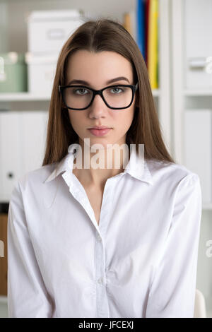 Portrait de jeune femme étudiant ou travailleur portant des lunettes de Big Black. Lonely Girl intelligente à sa chambre. Banque D'Images