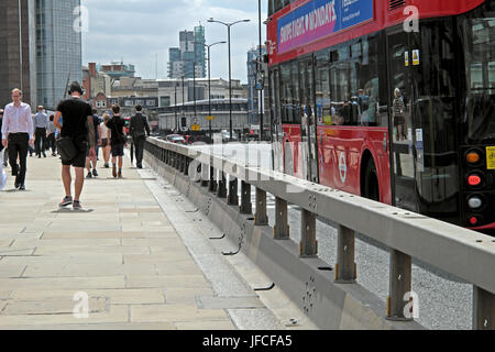 Les gens qui marchent le long de la chaussée en béton anti-terroriste sur le pont de Londres après le 3 juin 2017 UK agression au couteau KATHY DE WITT Banque D'Images