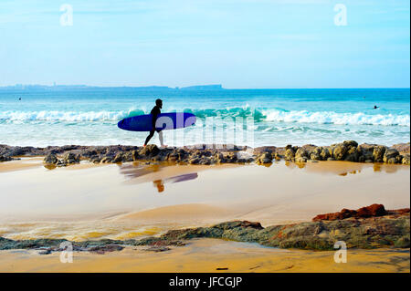 Surfeur sur la plage Banque D'Images