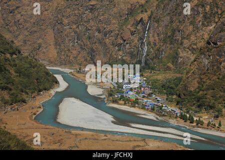 La rivière Marsyangdi turquoise et village Tal Banque D'Images