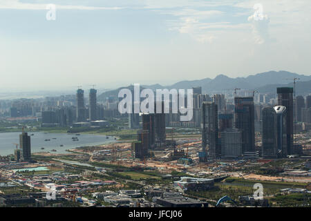 Paysage de ville ; gratte-ciel, bâtiments de bureaux et d'appartements, et de terrains à bâtir dans la région de Baoan Futian district, Shenzhen, Guangdong, province Banque D'Images