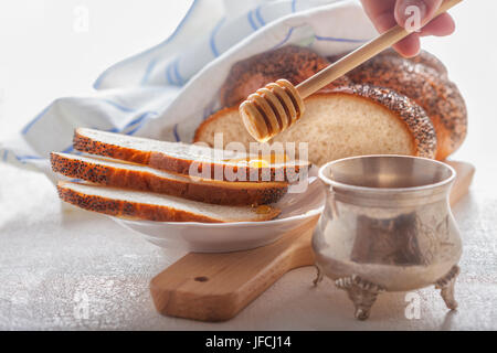 Pain Challah tressé et miel Banque D'Images